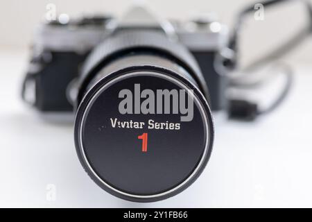 Londra. REGNO UNITO- 09.03.2024. Primo piano della tradizione, l'obiettivo macro Vivitar serie 1 è fissato a una fotocamera vintage isolata in bianco. Foto Stock