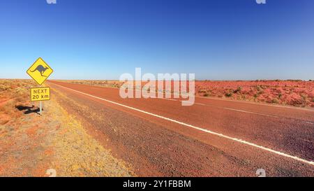 Guida nel vasto entroterra del territorio del Nord dell'Australia. Foto Stock