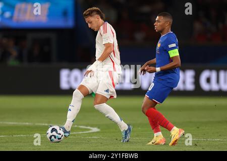 Parigi, Francia. 6 settembre 2024. L'Italia Mateo Retegui controlla la palla mentre Kylian Mbappe, francese, chiude durante la partita di UEFA Nations League al Parc des Princes di Parigi. Il credito per immagini dovrebbe essere: Jonathan Moscrop/Sportimage Credit: Sportimage Ltd/Alamy Live News Foto Stock