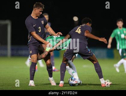 Dale Taylor (centro) dell'Irlanda del Nord combatte con l'inglese Callum Doyle (a sinistra) e Jarell Quansah durante la partita di qualificazione al Campionato europeo di calcio U21 al Ballymena Showgrounds, nella contea di Antrim. Data foto: Venerdì 6 settembre 2024. Foto Stock