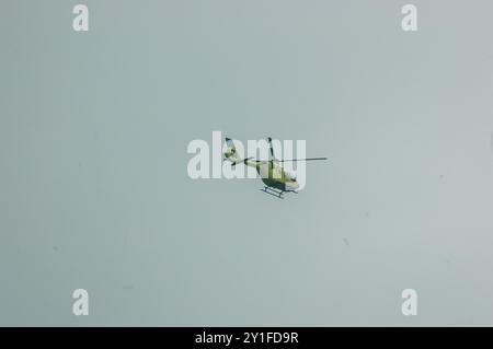 Drimoleague, West Cork, Irlanda venerdì 6 settembre 2024; il National Ambulance Service Air Ambulance sorvola Drimoleague, sulla strada per una chiamata di emergenza a West Cork dalla sua base a Rathcoole, North Cork. Credito ed/Alamy Live News Foto Stock