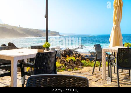 L'aspra costa vulcanica della storica città di Garachico, in Spagna, sull'isola delle Canarie di Tenerife, un'isola tropicale nell'Oceano Atlantico. Foto Stock