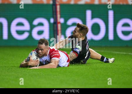 Joe Burgess di Hull KR si aggiudica per una meta durante la partita del Betfred Super League Round 25 Wigan Warriors vs Hull KR al Brick Community Stadium, Wigan, Regno Unito, 6 settembre 2024 (foto di Craig Thomas/News Images) Foto Stock