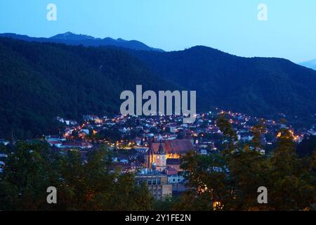 Parte del centro storico e del quartiere Schei della città di montagna di Brasov in Transilvania, Romania, vista dalla collina della Fortezza (Dealul Cetatii) Foto Stock