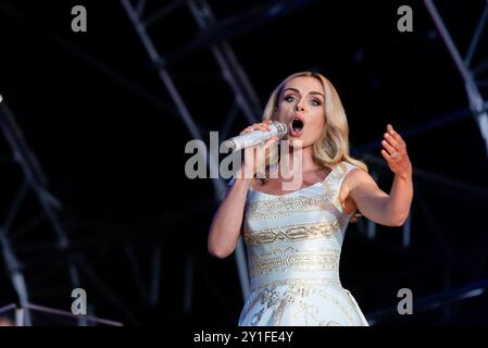 Katherine Jenkins si esibisce sul palco a Maldon, Essex, Regno Unito. Cantante operistica gallese che canta sul palco Foto Stock