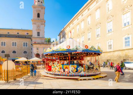 Gli austriaci celebrano il giorno di Saint Rupert, il santo patrono di Salisburgo, con feste, giostre e stand gastronomici a Salisburgo, in Austria. Foto Stock