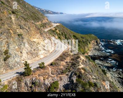 Vista aerea dell'autostrada 1 e delle scogliere sopra l'Oceano Pacifico sulla costa della California Foto Stock