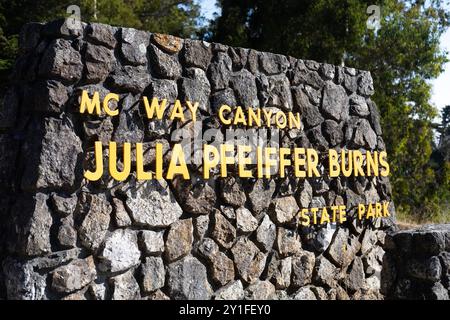 Segui le indicazioni per l'ingresso di Julia Pfeiffer Burns State Park McWay Falls in California Foto Stock