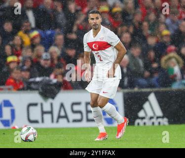 Zeki Celik di Türkiye prosegue con la palla durante la UEFA Nations League - League B - gruppo 4 - Galles contro Turchia al Cardiff City Stadium, Cardiff, Regno Unito, 6 settembre 2024 (foto di Gareth Evans/News Images) Foto Stock