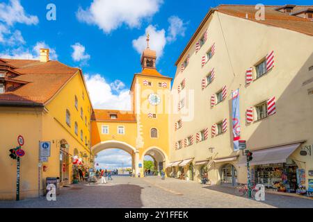 3: La storica Torre Brueckturm e la porta della città dal centro storico di Altstadt verso il vecchio ponte di pietra nella città bavarese di Ratisbona, Germania. Foto Stock