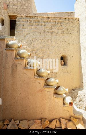 Brocche di ceramica che decorano le scale nel cortile interno della fortezza della cittadella araba, Bahla, sultanato Oman Foto Stock