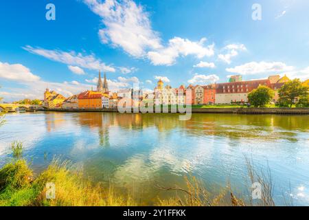 Il colorato skyline che include il ponte in pietra sul Danubio, la chiesa di San Pietro e il municipio nella città bavarese di Ratisbona in Germania. Foto Stock