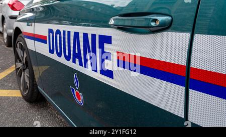 Primo piano di un marchio "Douane" scritto in francese a fianco di un veicolo di pattuglia e d'intervento dei servizi doganali francesi, Parigi, Francia Foto Stock