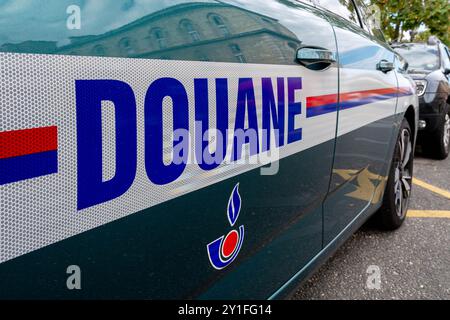 Primo piano di un marchio "Douane" scritto in francese a fianco di un veicolo di pattuglia e d'intervento dei servizi doganali francesi, Parigi, Francia Foto Stock