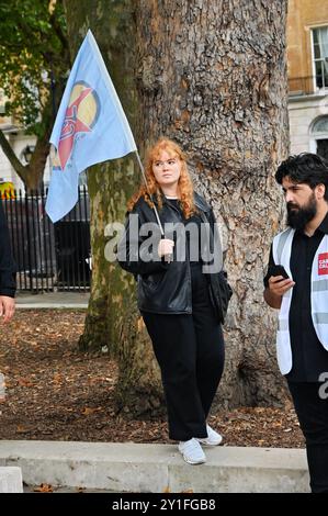 LONDRA, INGHILTERRA: 6 settembre 2024: Oratore della manifestazione Young Struggle al Canale della Manica ha visto annegare 43 migranti in una settimana. I manifestanti esortano Keir Starmer, un primo ministro britannico, ad agire per garantire un passaggio sicuro per i migranti che vogliono cercare rifugio nel Regno Unito. Smettila di usare la scusa per combattere i trafficanti, che ha provocato più morti nel nostro canale della Manica. Abbiamo bisogno di strade sicure in questo momento. Sei bambini e una donna incinta sono stati tra le 12 persone annegate al largo della costa francese durante una protesta di fronte a Downing Street, Londra, Regno Unito. Credito: Cfr. Li/Picture capita Foto Stock