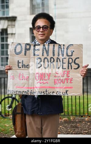 LONDRA, REGNO UNITO. 6 settembre 2024. Il Canale della Manica ha visto 43 migranti annegare in una settimana. I manifestanti esortano Keir Starmer, un primo ministro britannico, ad agire per garantire un passaggio sicuro per i migranti che vogliono cercare rifugio nel Regno Unito. Smettila di usare la scusa per combattere i trafficanti, che ha provocato più morti nel nostro canale della Manica. Abbiamo bisogno di strade sicure in questo momento. Sei bambini e una donna incinta sono stati tra le 12 persone annegate al largo della costa francese durante una protesta di fronte a Downing Street, Londra, Regno Unito. Credito: Vedi li/Picture Capital/Alamy Live News Foto Stock