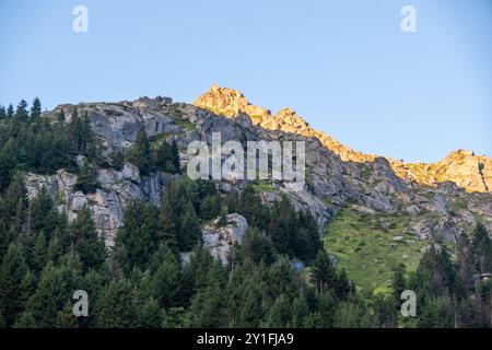 Le pendici illuminate dal sole dell'altopiano di Amaklit a Camlihemsin, con rocce aspre e vegetazione lussureggiante, offrono una vista mozzafiato della natura incontaminata e del tranqu Foto Stock