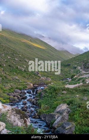 Le pendici illuminate dal sole dell'altopiano di Amaklit a Camlihemsin, con rocce aspre e vegetazione lussureggiante, offrono una vista mozzafiato della natura incontaminata e del tranqu Foto Stock