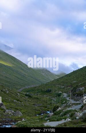 Le pendici illuminate dal sole dell'altopiano di Amaklit a Camlihemsin, con rocce aspre e vegetazione lussureggiante, offrono una vista mozzafiato della natura incontaminata e del tranqu Foto Stock