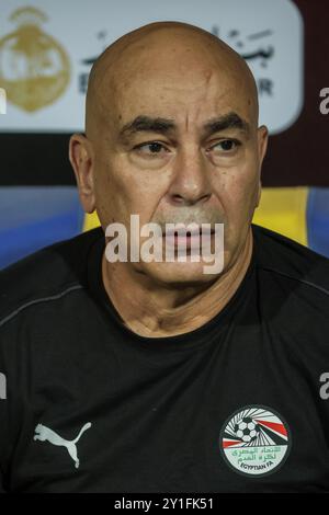 Cairo, Egitto. 6 settembre 2024. Egitto. Cairo - 6 settembre 2024 - l'allenatore egiziano Hossam Hassan, alla testa, guarda durante la partita di qualificazione alla Coppa delle Nazioni Africane tra Egitto e Capo Verde allo stadio internazionale del Cairo al Cairo, Egitto.06/09/2024. Foto Mohammad Bayoumy per immagini di calcio. Crediti: Sebo47/Alamy Live News Foto Stock