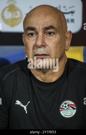 Cairo, Egitto. 6 settembre 2024. Egitto. Cairo - 6 settembre 2024 - l'allenatore egiziano Hossam Hassan guarda durante la partita di qualificazione alla Coppa delle Nazioni Africane tra Egitto e Capo Verde allo stadio internazionale del Cairo al Cairo, Egitto.06/09/2024. Foto Mohammad Bayoumy per immagini di calcio. Crediti: Sebo47/Alamy Live News Foto Stock