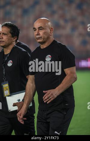 Cairo, Egitto. 6 settembre 2024. Egitto. Cairo - 6 settembre 2024 - l'allenatore egiziano Hossam Hassan durante la partita di qualificazione alla Coppa delle Nazioni Africane tra Egitto e Capo Verde allo stadio internazionale del Cairo al Cairo, Egitto.06/09/2024. Foto Mohammad Bayoumy per immagini di calcio. Crediti: Sebo47/Alamy Live News Foto Stock