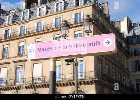 Parigi, Francia - 06 settembre 2024: Cartello che indica il Musée des Arts Décoratifs con il marchio Paris 2024 durante le Olimpiadi e le Paralimpiadi. Foto Stock
