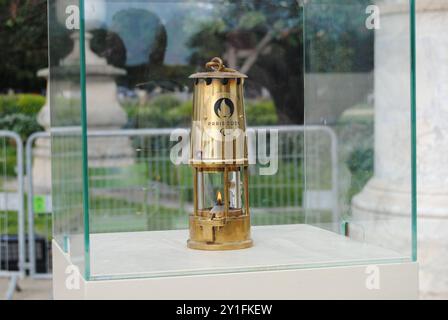 Parigi, Francia - 06 settembre 2024: Parigi 2024 fiamma Paralimpica: "La fiamma originale, accesa a Stoke Mandeville, continua a brillare all'interno di questa lanterna". Foto Stock