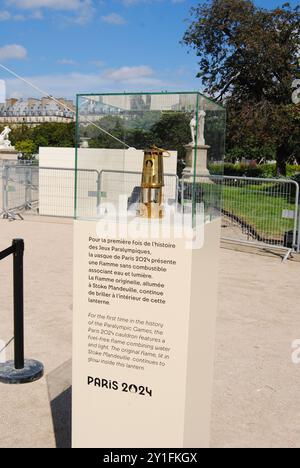 Parigi, Francia - 06 settembre 2024: Parigi 2024 fiamma Paralimpica: "La fiamma originale, accesa a Stoke Mandeville, continua a brillare all'interno di questa lanterna". Foto Stock