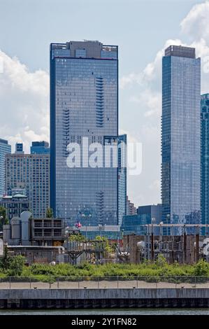 La torre dell'appartamento a sinistra è in costruzione al 43-30 24th Street a Long Island City, Queens. La vecchia Skyline Tower sulla destra. Foto Stock