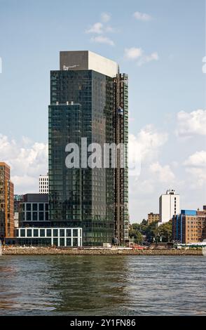 30 Halletts Point, progettata da Handel Architects, è una torre residenziale in costruzione nella sezione di Halletts Point di Astoria, che si affaccia sull'East River. Foto Stock