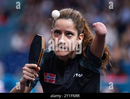 PARIGI, FRANCIA - 06 SETTEMBRE: Irmgard Bensusan della germania conforta i piani Johannes della germania (R) delusi dopo la classe T 62 di 400 m dei Giochi Paralimpici estivi di Parigi 2024 allo Stade de France il 6 settembre 2024 a Parigi, Francia. (Foto di Mika Volkmann) Foto Stock