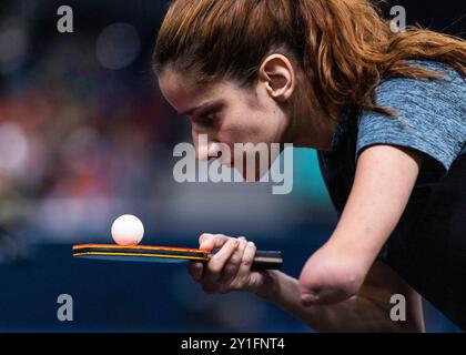 PARIGI, FRANCIA - 06 SETTEMBRE: Irmgard Bensusan della germania conforta i piani Johannes della germania (R) delusi dopo la classe T 62 di 400 m dei Giochi Paralimpici estivi di Parigi 2024 allo Stade de France il 6 settembre 2024 a Parigi, Francia. (Foto di Mika Volkmann) Foto Stock