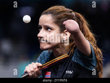 PARIGI, FRANCIA - 06 SETTEMBRE: Irmgard Bensusan della germania conforta i piani Johannes della germania (R) delusi dopo la classe T 62 di 400 m dei Giochi Paralimpici estivi di Parigi 2024 allo Stade de France il 6 settembre 2024 a Parigi, Francia. (Foto di Mika Volkmann) Foto Stock