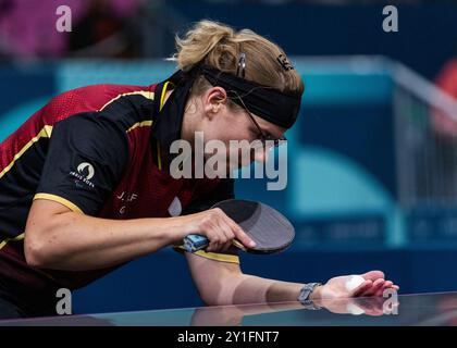 PARIGI, FRANCIA - 06 SETTEMBRE: Juliane Wolf della germania, WS8 perde contro Aida HUSIC DAHLEN della norvegia in occasione della semifinale di singolare femminile WS8 durante il para ping-pong dei Giochi paralimpici estivi di Parigi 2024 alla South Paris Arena il 6 settembre 2024 a Parigi, Francia. (Foto di Mika Volkmann) credito: Mika Volkmann/Alamy Live News Foto Stock