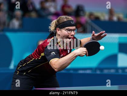 PARIGI, FRANCIA - 06 SETTEMBRE: Juliane Wolf della germania, WS8 perde contro Aida HUSIC DAHLEN della norvegia in occasione della semifinale di singolare femminile WS8 durante il para ping-pong dei Giochi paralimpici estivi di Parigi 2024 alla South Paris Arena il 6 settembre 2024 a Parigi, Francia. (Foto di Mika Volkmann) credito: Mika Volkmann/Alamy Live News Foto Stock