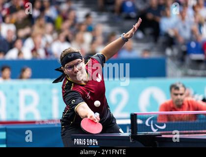 PARIGI, FRANCIA - 06 SETTEMBRE: Juliane Wolf della germania, WS8 perde contro Aida HUSIC DAHLEN della norvegia in occasione della semifinale di singolare femminile WS8 durante il para ping-pong dei Giochi paralimpici estivi di Parigi 2024 alla South Paris Arena il 6 settembre 2024 a Parigi, Francia. (Foto di Mika Volkmann) credito: Mika Volkmann/Alamy Live News Foto Stock