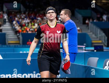 PARIGI, FRANCIA - 06 SETTEMBRE: Juliane Wolf della germania, WS8 perde contro Aida HUSIC DAHLEN della norvegia in occasione della semifinale di singolare femminile WS8 durante il para ping-pong dei Giochi paralimpici estivi di Parigi 2024 alla South Paris Arena il 6 settembre 2024 a Parigi, Francia. (Foto di Mika Volkmann) credito: Mika Volkmann/Alamy Live News Foto Stock