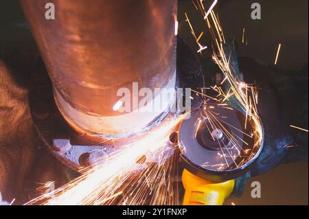 Hull Maintenance Technician 3rd Class Robert Ruiz, proveniente da East vale, California, assegnato alla portaerei classe Nimitz USS Ronald Reagan (CVN 76), utilizza una smerigliatrice per rimuovere i bulloni come parte delle riparazioni condotte a bordo del cacciatorpediniere classe Forrest Sherman USS Turner Joy (DD 951), a Bremerton, Washington, 4 settembre 2024. Turner Joy è una nave museo dell'era della guerra del Vietnam attualmente ormeggiata a Bremerton. Ronald Reagan fornisce una forza pronta al combattimento che protegge e difende gli Stati Uniti e sostiene alleanze, partnership e interessi marittimi collettivi nella regione Indo-Pacifico. (Foto della Marina degli Stati Uniti di Mas Foto Stock