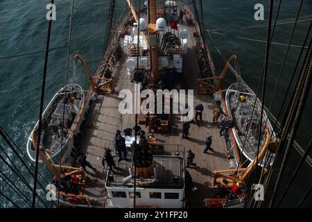 Coast Guard Cutter Eagle (WIX 327) naviga al largo delle coste del New England 1 agosto 2024. L'Aquila funge da aula in mare, dando a tutti gli ufficiali una fondazione per la marineria e la vita in corso. (Foto della Guardia Costiera degli Stati Uniti di Matt Thieme, sottufficiale di terza classe) Foto Stock