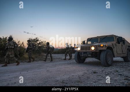 I tirocinanti delle forze di sicurezza con il 343rd Training Squadron marciano verso un sito di addestramento durante il Basic Defender Course presso Joint base San Antonio-Camp Bullis, Texas, 22 agosto 2024. Questa parte del corso è stata ideata per insegnare ai partecipanti come sparare, muoversi e comunicare mentre attraversano ambienti tattici. Il 343rd TRS fornisce l'addestramento iniziale per tutti gli aviatori delle forze di sicurezza dell'Air Force. (Foto U.S. Air Force di Taylor Curry) Foto Stock