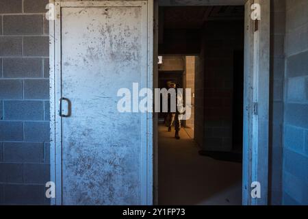 I tirocinanti delle forze di sicurezza con il 343rd Training Squadron partecipano alla parte sparatutto attivo del Basic Defender Course presso Joint base San Antonio-Camp Bullis, Texas, 20 agosto 2024. Questa parte del corso ha lo scopo di insegnare ai partecipanti come sparare, muoversi e comunicare mentre attraversano gli edifici occupati da uno sparatutto attivo. Il 343rd TRS fornisce l'addestramento iniziale per tutti gli aviatori delle forze di sicurezza dell'Air Force. (Foto U.S. Air Force di Taylor Curry) Foto Stock