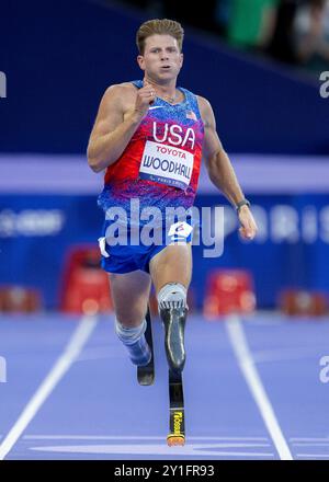 Parigi, Ile de France, Francia. 6 settembre 2024. 6 settembre 2024: HUNTER WOODHALL del team USA si reca alla medaglia d'oro nella gara maschile 400mm - T62 a Parigi 2024. Paralimpiadi. (Immagine di credito: © Mark Edward Harris/ZUMA Press Wire) SOLO PER USO EDITORIALE! Non per USO commerciale! Foto Stock