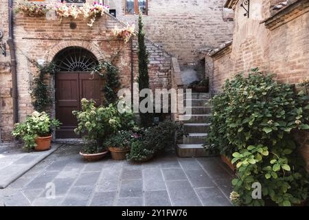 Siena è stata una delle città più importanti dell'Europa medievale e il suo centro storico è un sito patrimonio dell'umanità dell'UNESCO. Piazza del campo nel Palio Foto Stock