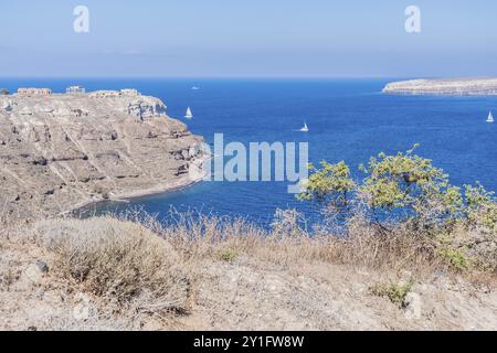 Vista del mare e delle isole con barche a vela in estate e cielo blu a Santorini in Grecia Foto Stock