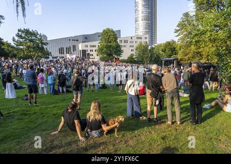 Le proteste contro il cosiddetto dialogo dei cittadini dell'AfD nella Philharmonie di Essen, i dipendenti del Teatro di Essen e della Philharmonie hanno chiesto Foto Stock