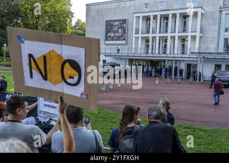 Le proteste contro il cosiddetto dialogo dei cittadini dell'AfD nella Philharmonie di Essen, i dipendenti del Teatro di Essen e della Philharmonie hanno chiesto Foto Stock