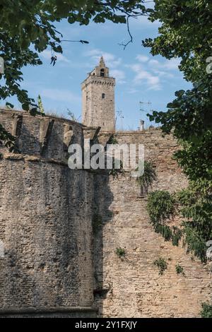 San Gimignano è una piccola città medievale fortificata situata nella provincia di Siena, in Toscana, nel centro-settentrionale dell'Italia. Conosciuta come la città delle Belle Torri Foto Stock