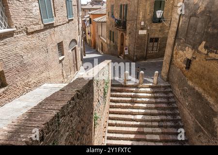 Siena è stata una delle città più importanti dell'Europa medievale e il suo centro storico è un sito patrimonio dell'umanità dell'UNESCO. Piazza del campo nel Palio Foto Stock