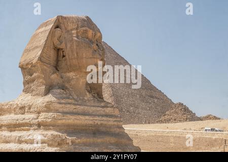 Rimarrai incantato dall'iconica Sfinge, l'enigmatico custode degli antichi segreti dell'Egitto. Questa fotografia cattura la maestosità e il misticismo di questo tempo Foto Stock